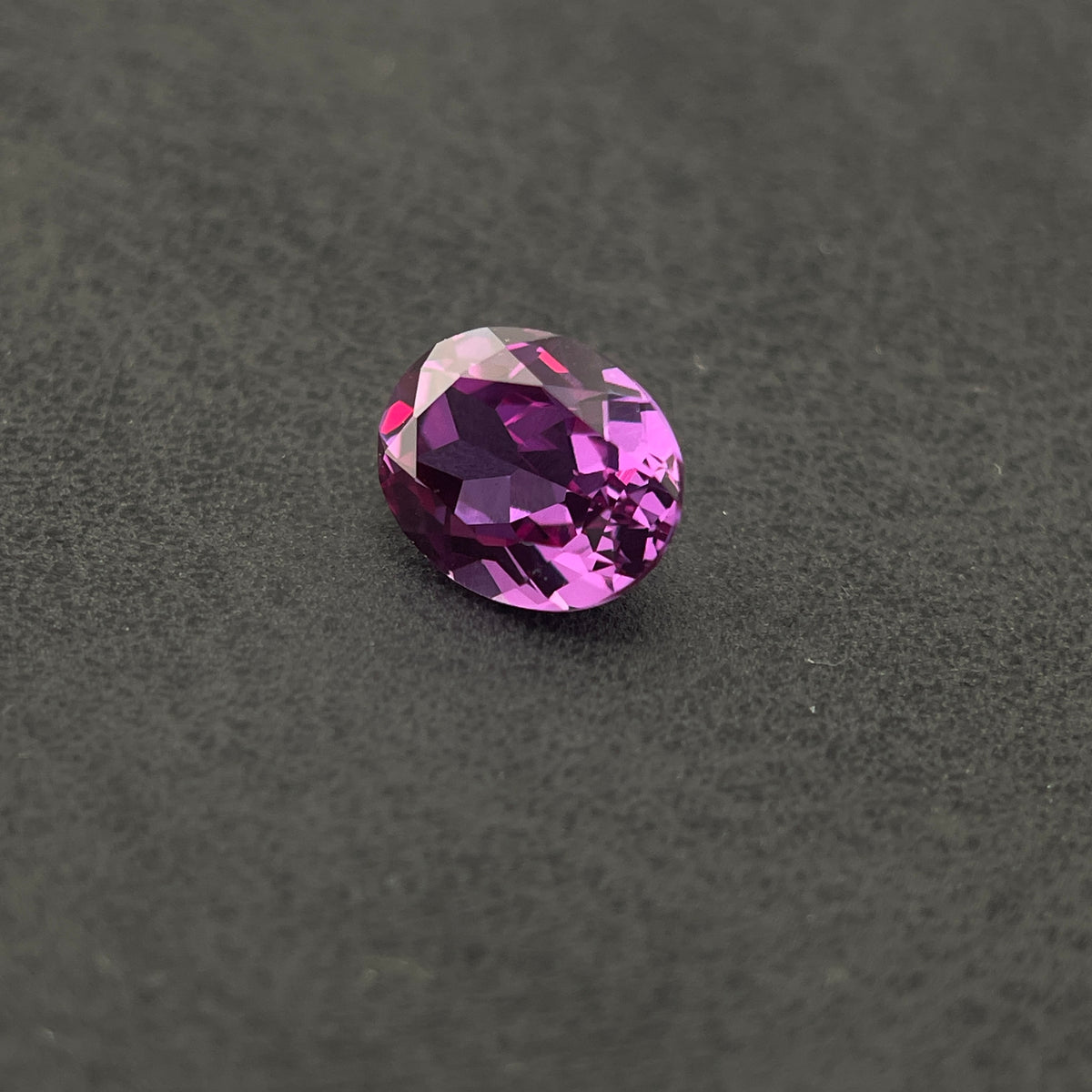 Corindon Alexandrite Bicolore Violet-Vert d'environ 1,65 ct | Taille Ovale | 6 × 8 mm | Vérifié Gemdrop®