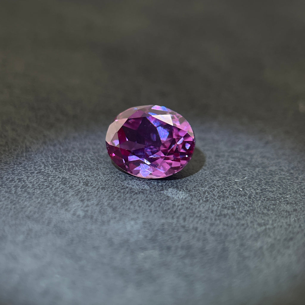 Corindon Alexandrite Bicolore Violet-Vert d'environ 1,65 ct | Taille Ovale | 6 × 8 mm | Vérifié Gemdrop®