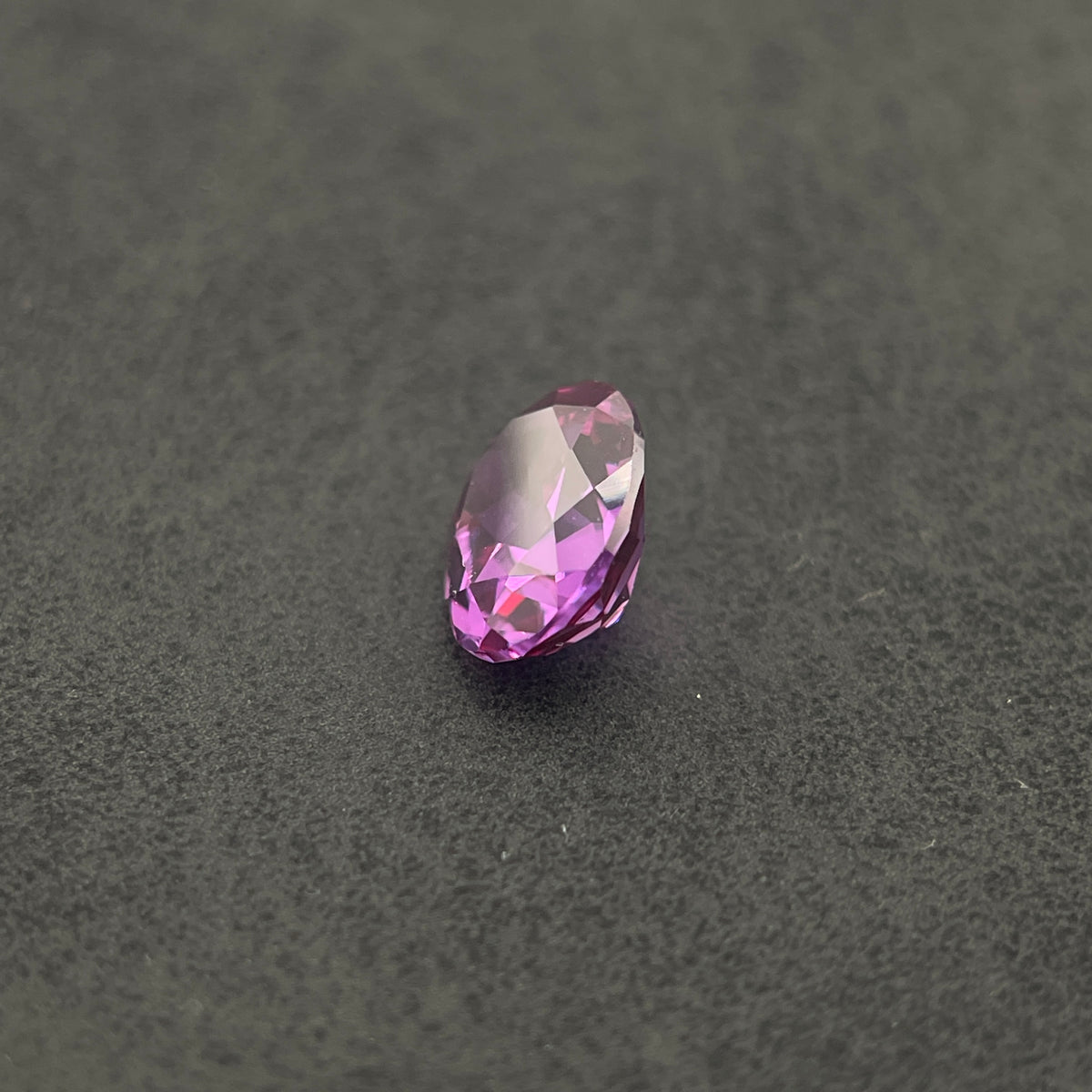 Corindon Alexandrite Bicolore Violet-Vert d'environ 1,65 ct | Taille Ovale | 6 × 8 mm | Vérifié Gemdrop®