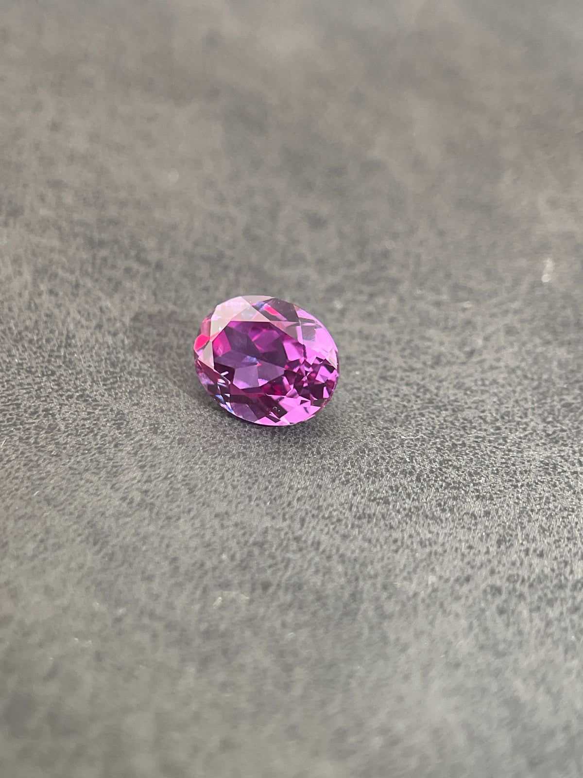 Corindon Alexandrite Bicolore Violet-Vert d'environ 1,65 ct | Taille Ovale | 6 × 8 mm | Vérifié Gemdrop®