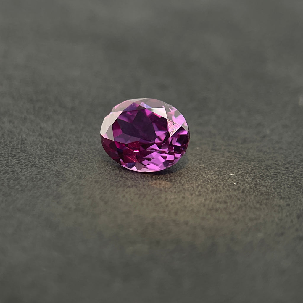 Corindon Alexandrite Bicolore Violet-Vert d'environ 1,65 ct | Taille Ovale | 6 × 8 mm | Vérifié Gemdrop®