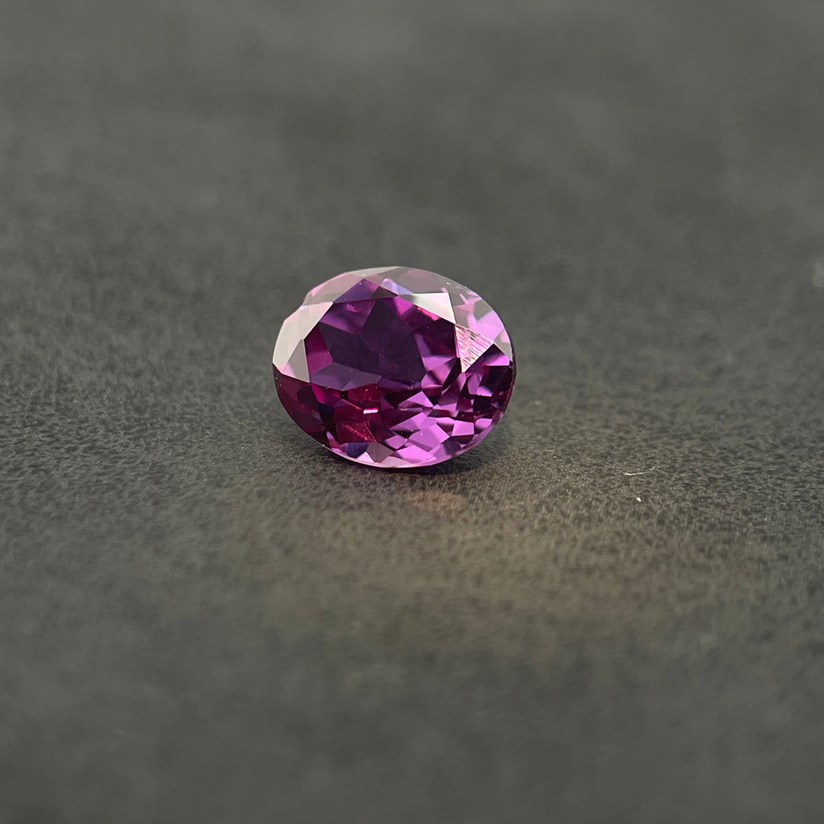 Corindon Alexandrite Bicolore Violet-Vert d'environ 1,65 ct | Taille Ovale | 6 × 8 mm | Vérifié Gemdrop®