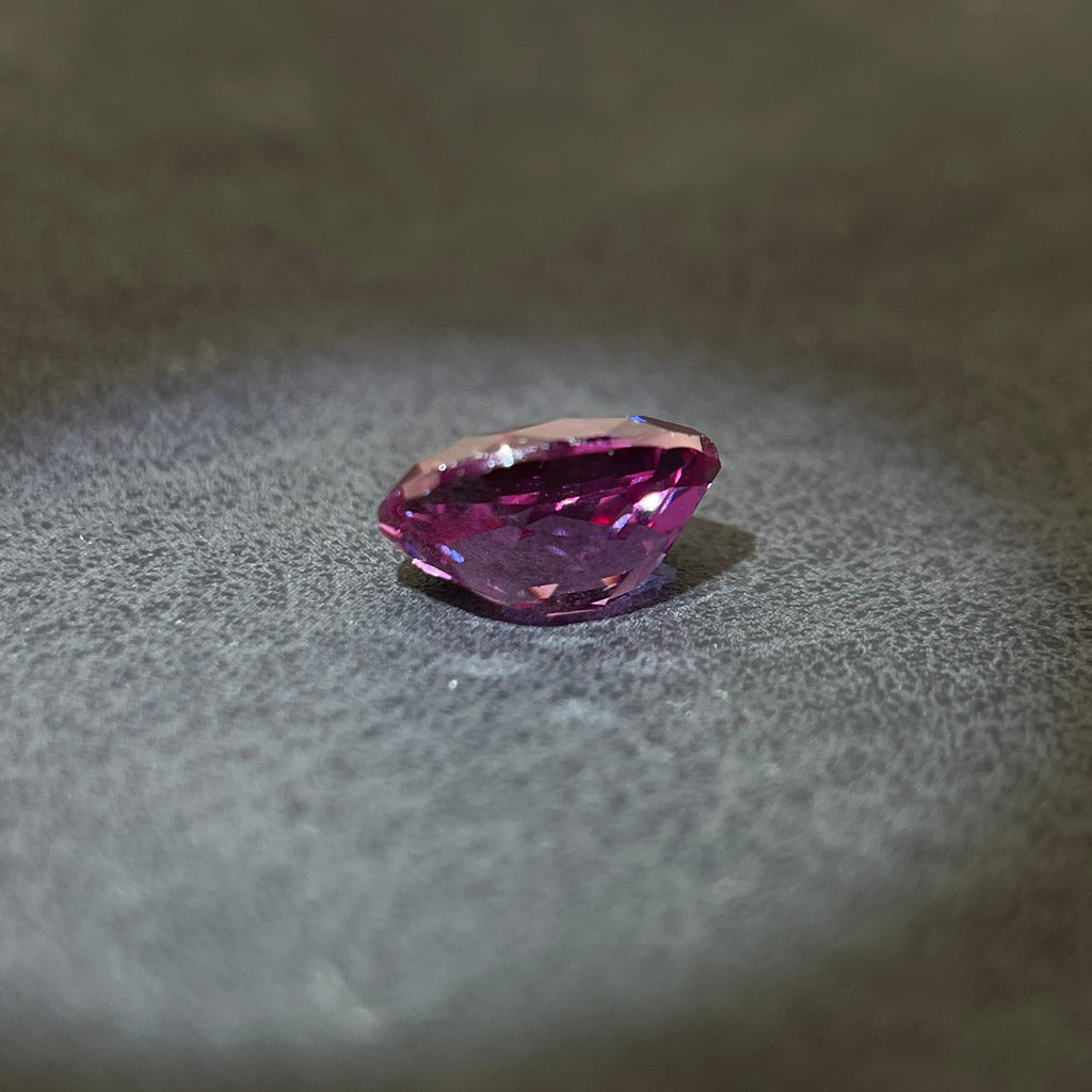 Corindon Alexandrite Bicolore Violet-Vert d'environ 1,65 ct | Taille Ovale | 6 × 8 mm | Vérifié Gemdrop®