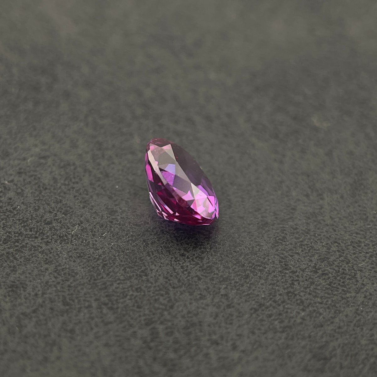 Corindon Alexandrite Bicolore Violet-Vert d'environ 1,65 ct | Taille Ovale | 6 × 8 mm | Vérifié Gemdrop®