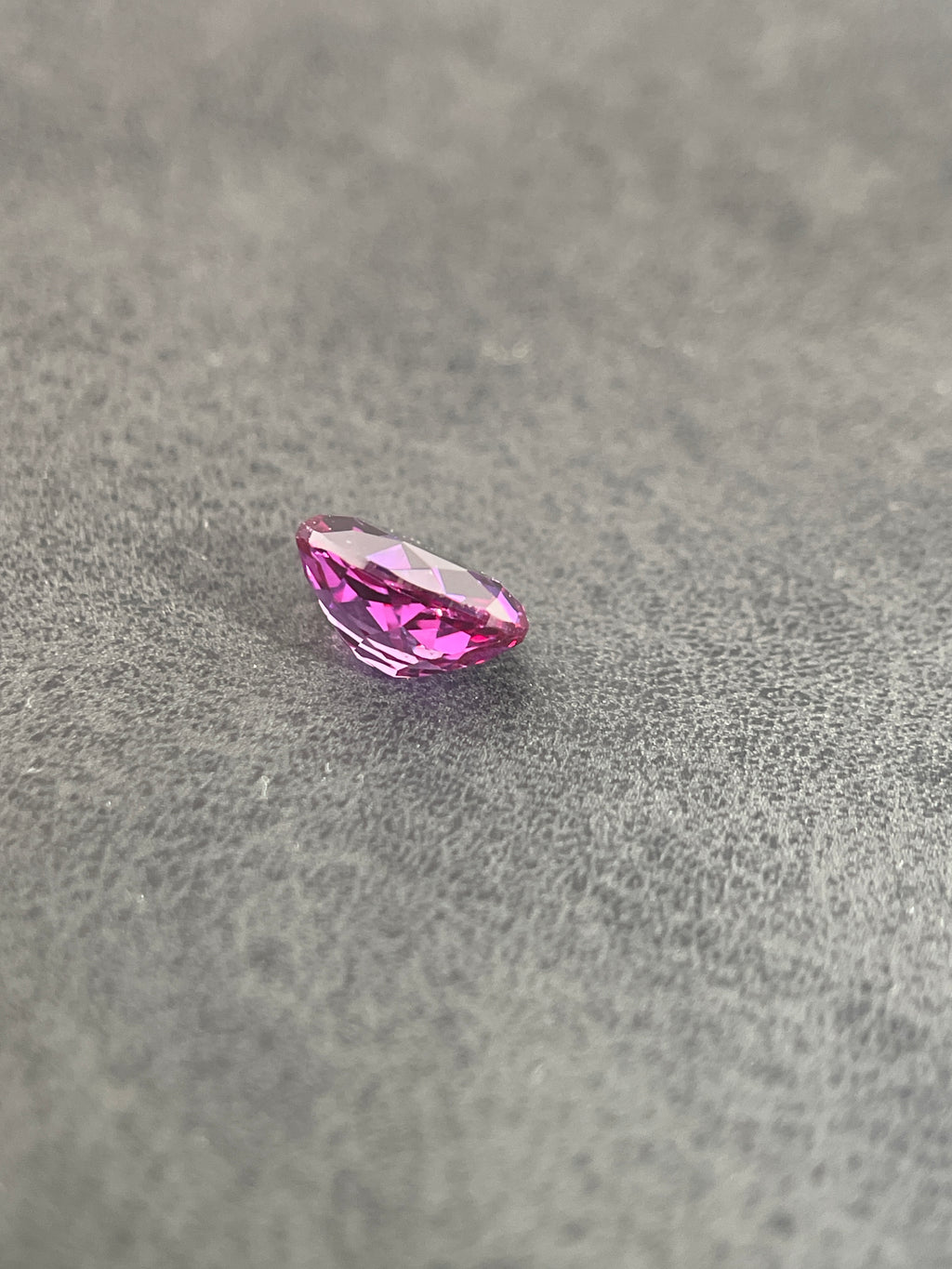 Corindon Alexandrite Bicolore Violet-Vert d'environ 1,65 ct | Taille Ovale | 6 × 8 mm | Vérifié Gemdrop®