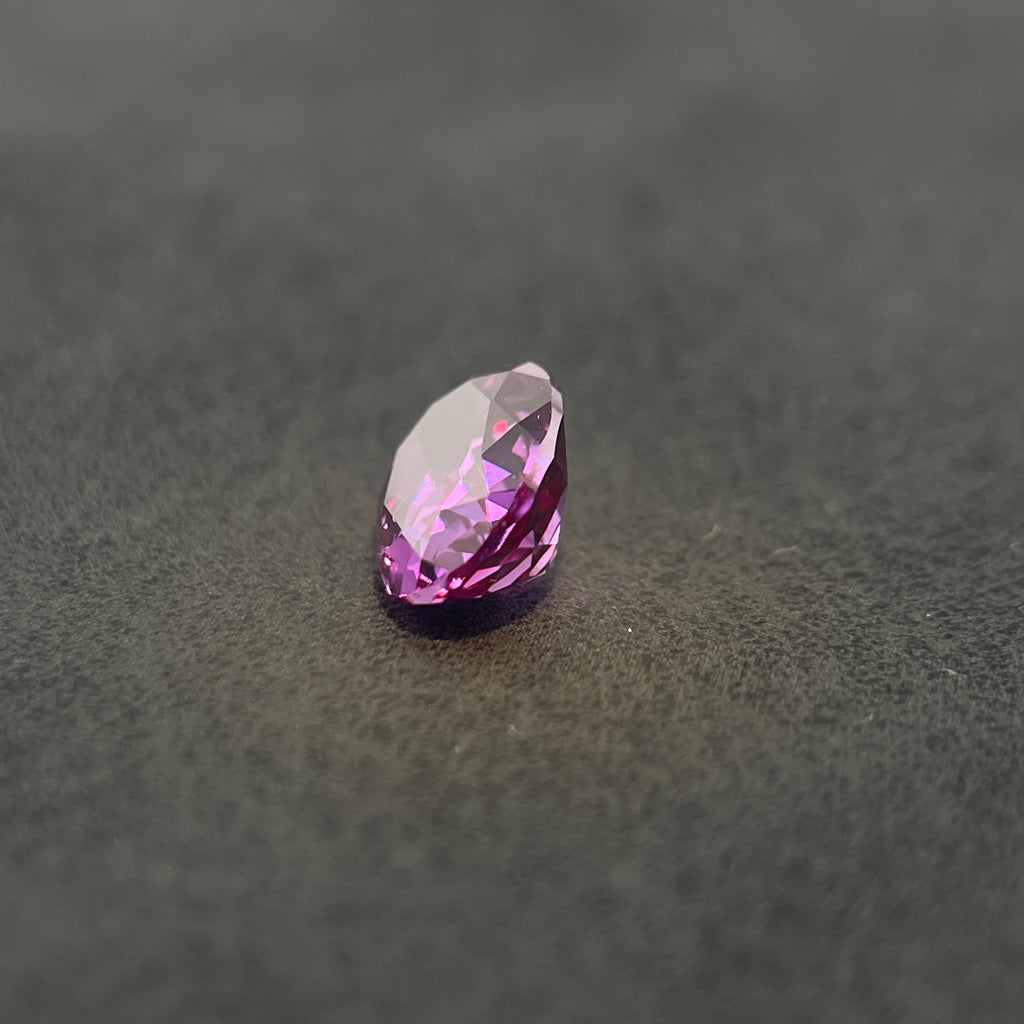 Corindon Alexandrite Bicolore Violet-Vert d'environ 1,65 ct | Taille Ovale | 6 × 8 mm | Vérifié Gemdrop®