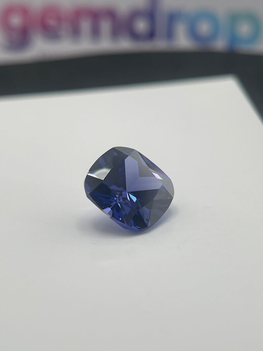 ~12 ct Saphir bleu tanzanite | Taille coussin | 12 × 12 mm | Vérifié Gemdrop®