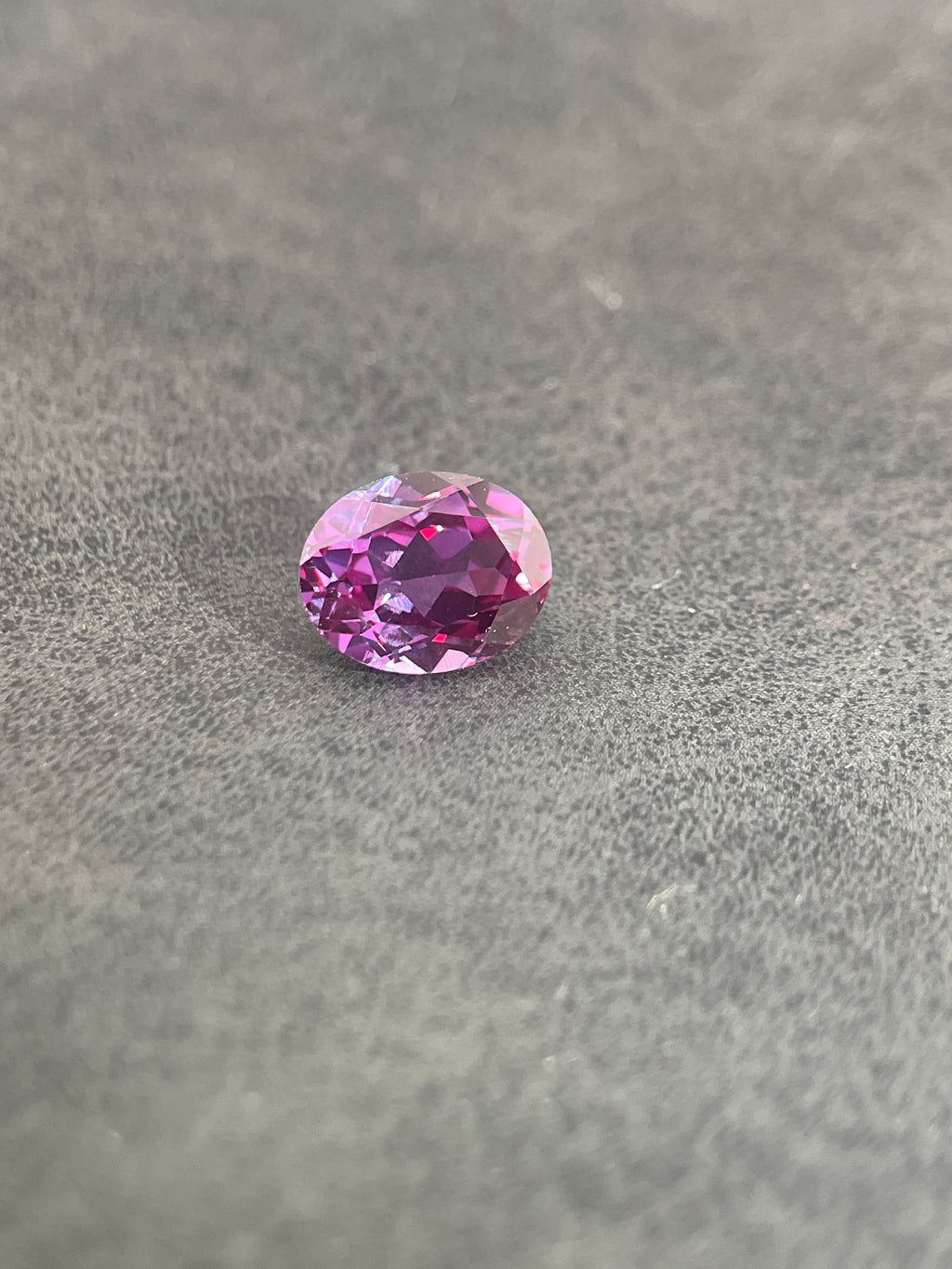 Corindon Alexandrite Bicolore Violet-Vert d'environ 1,65 ct | Taille Ovale | 6 × 8 mm | Vérifié Gemdrop®