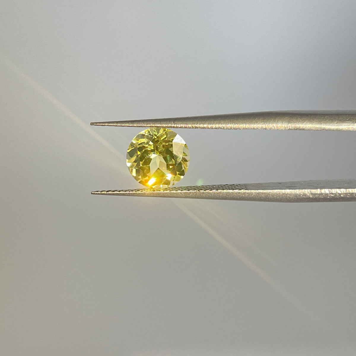 Saphir jaune ~2,9 ct | Taille coussin | 8 × 8 mm | Vérifié Gemdrop®