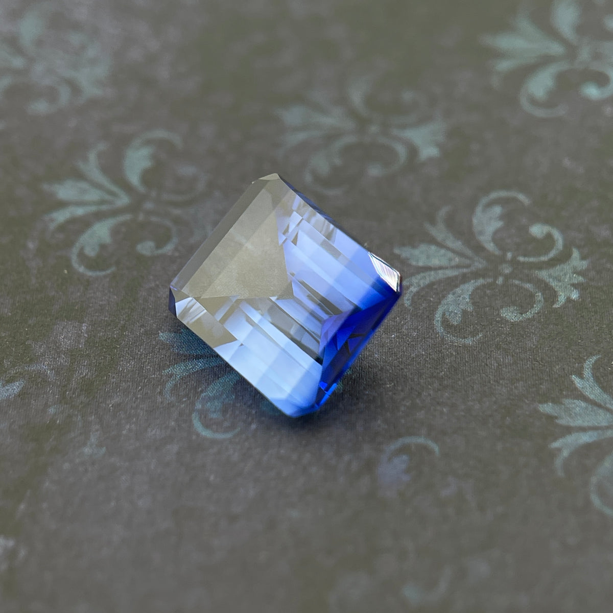 Saphir bleuet ~4ct | Coupe émeraude | 8 × 10 mm | Certifié Gemdrop®