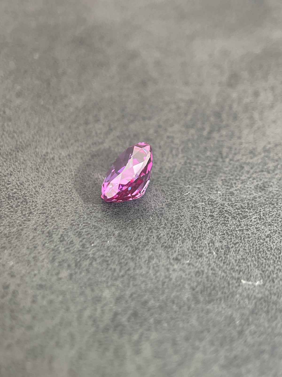 Corindon Alexandrite Bicolore Violet-Vert d'environ 1,65 ct | Taille Ovale | 6 × 8 mm | Vérifié Gemdrop®
