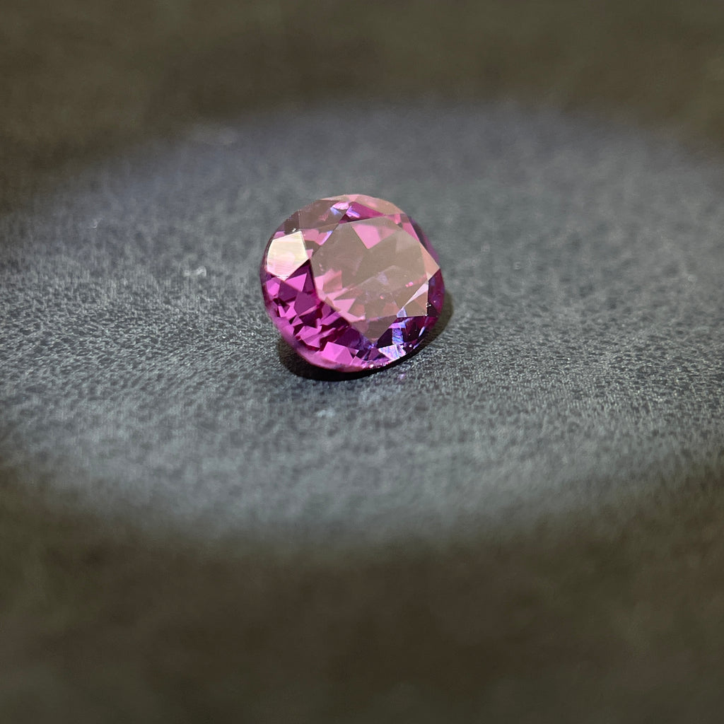 Corindon Alexandrite Bicolore Violet-Vert d'environ 1,65 ct | Taille Ovale | 6 × 8 mm | Vérifié Gemdrop®