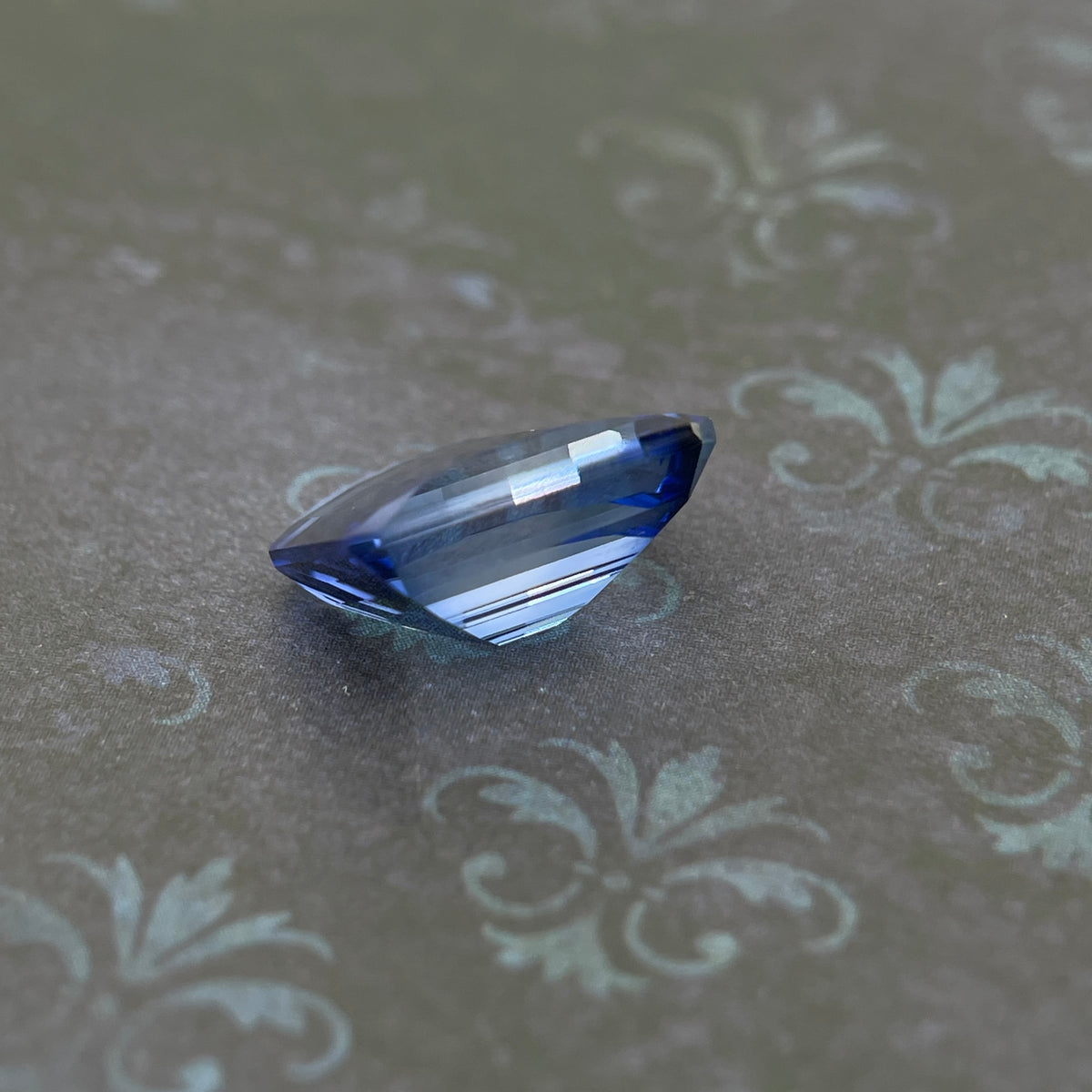 Saphir bleuet ~4ct | Coupe émeraude | 8 × 10 mm | Certifié Gemdrop®