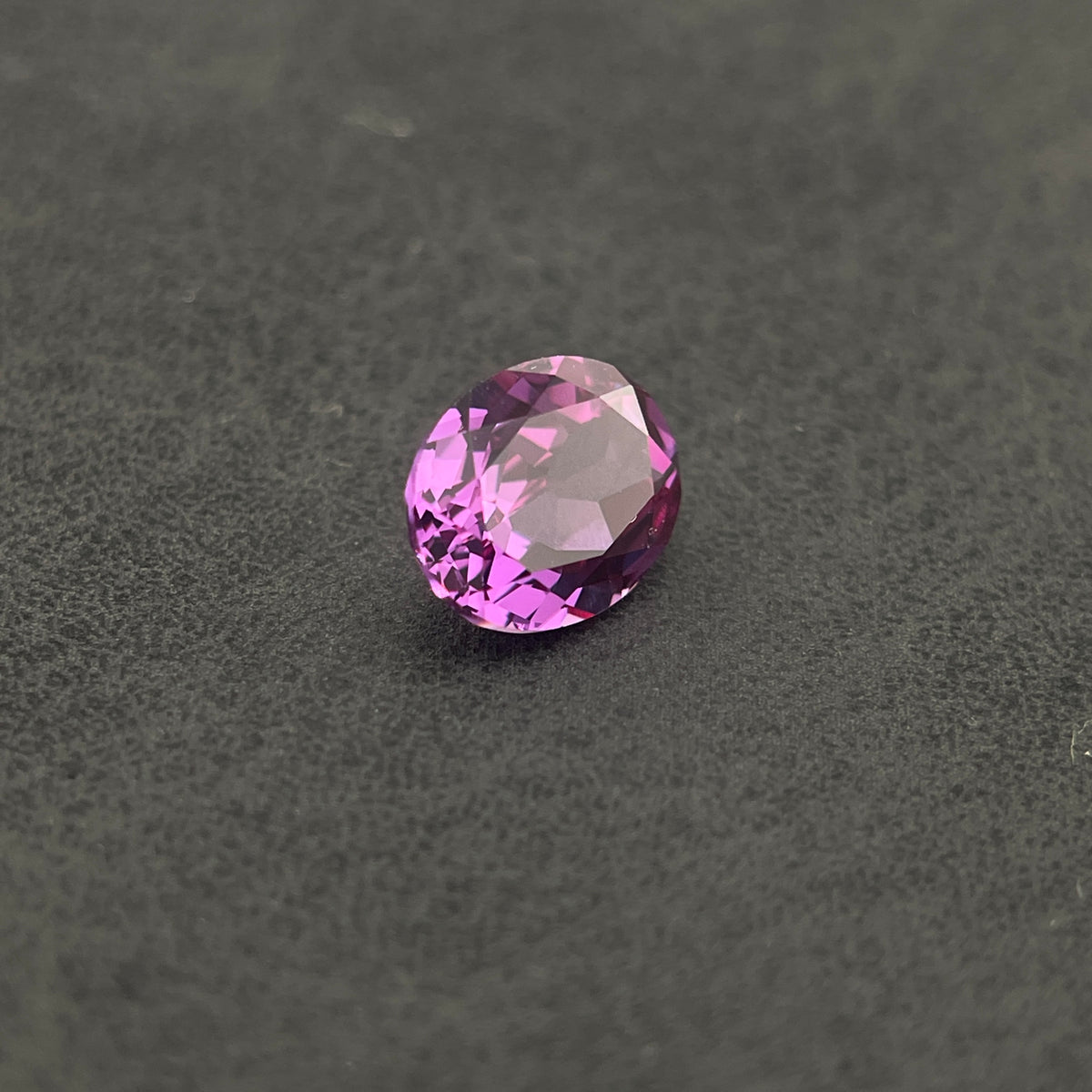 Corindon Alexandrite Bicolore Violet-Vert d'environ 1,65 ct | Taille Ovale | 6 × 8 mm | Vérifié Gemdrop®