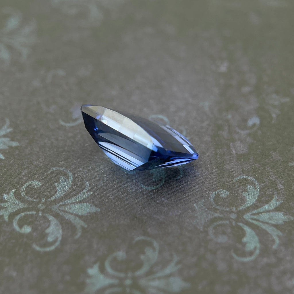 Saphir bleuet ~4ct | Coupe émeraude | 8 × 10 mm | Certifié Gemdrop®
