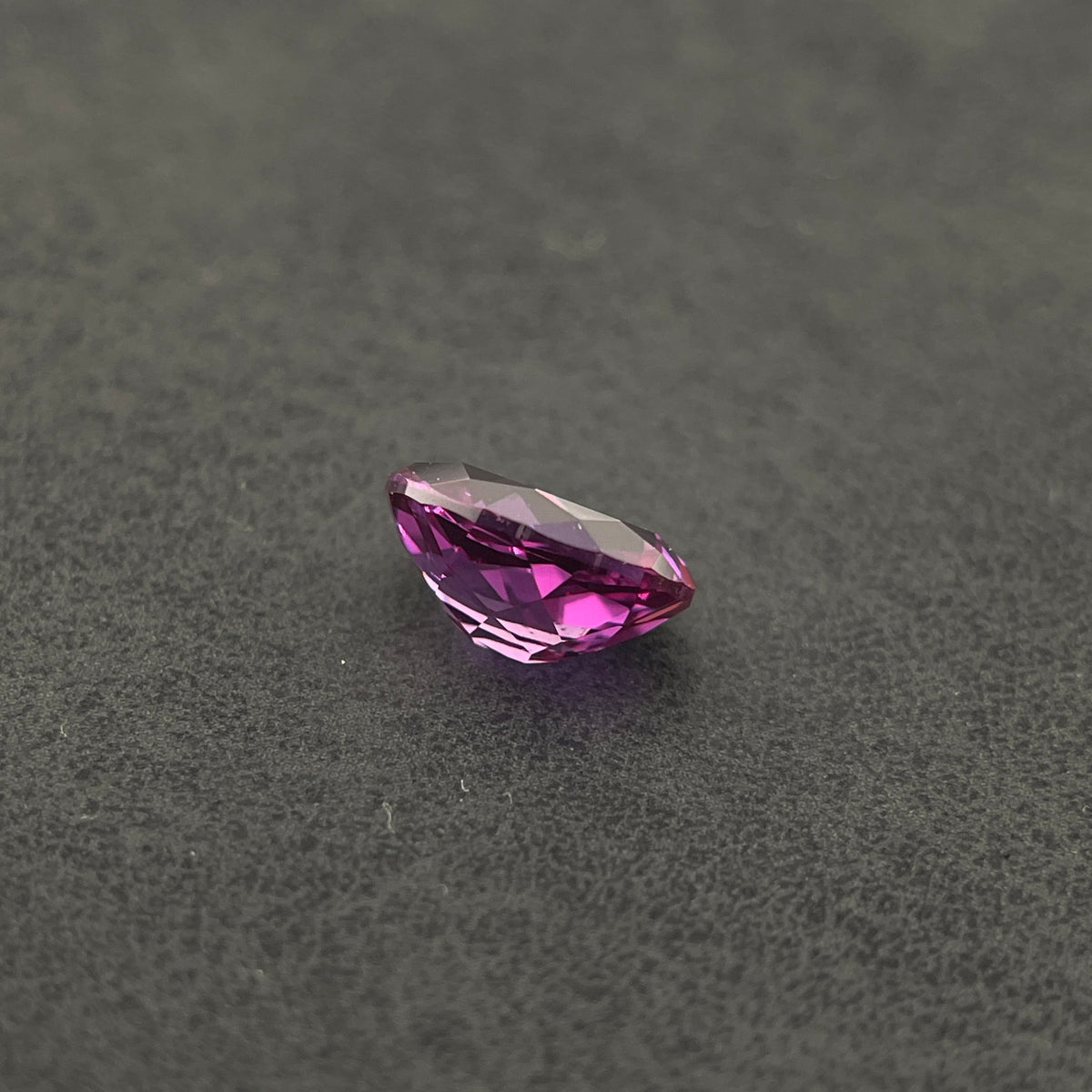 Corindon Alexandrite Bicolore Violet-Vert d'environ 1,65 ct | Taille Ovale | 6 × 8 mm | Vérifié Gemdrop®