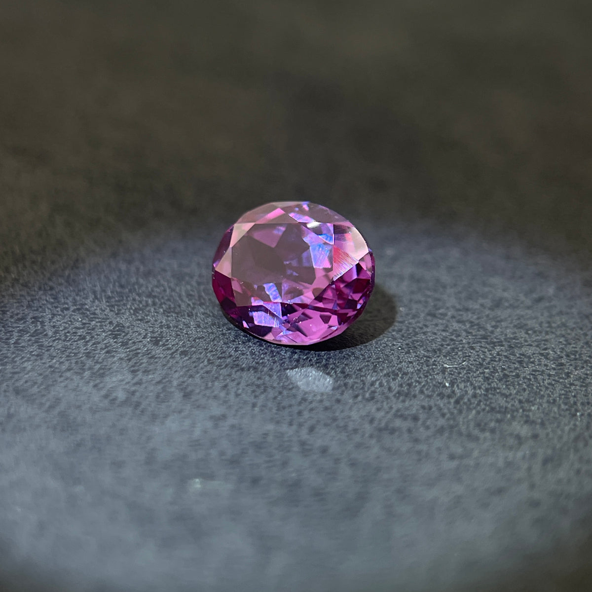Corindon Alexandrite Bicolore Violet-Vert d'environ 1,65 ct | Taille Ovale | 6 × 8 mm | Vérifié Gemdrop®