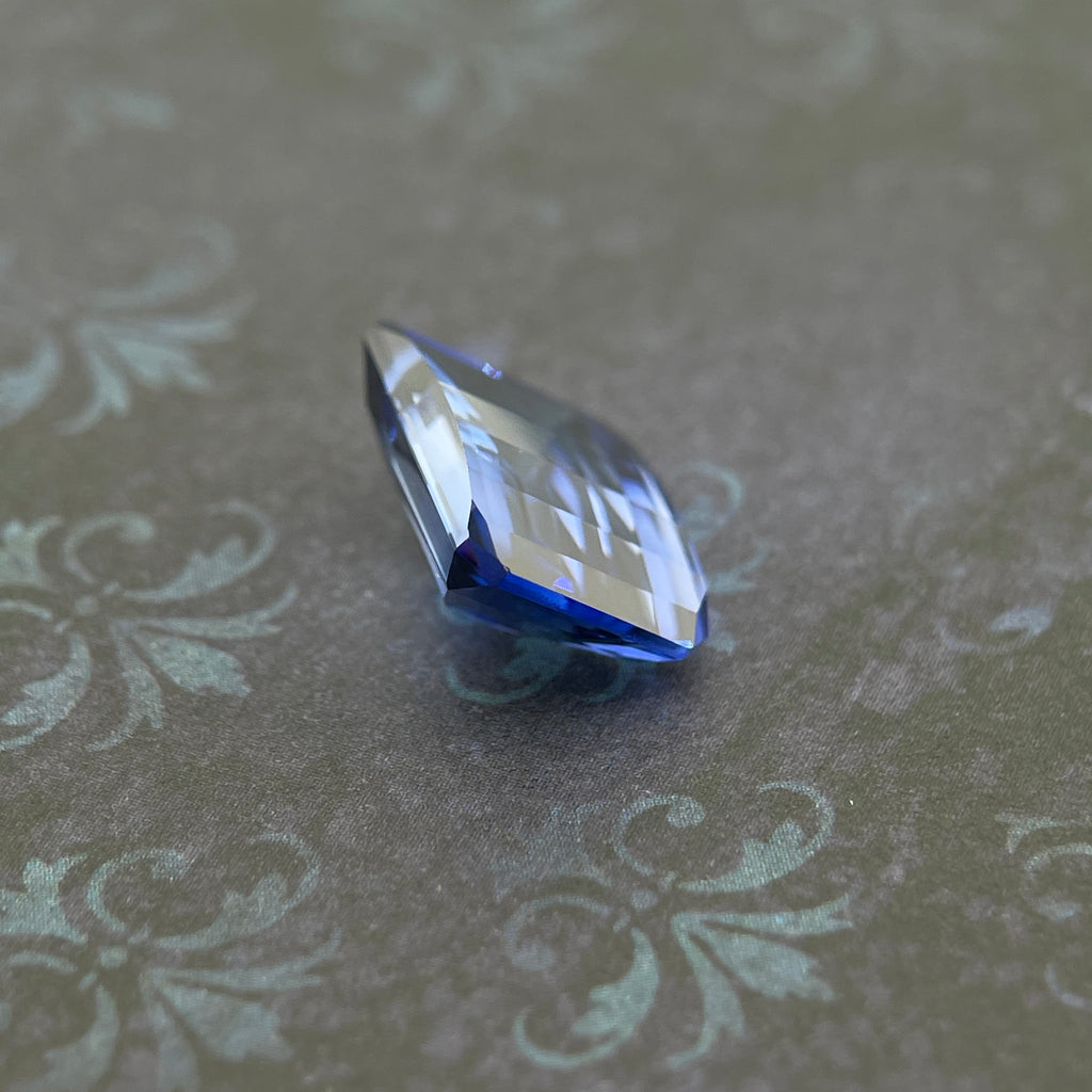 Saphir bleuet ~4ct | Coupe émeraude | 8 × 10 mm | Certifié Gemdrop®