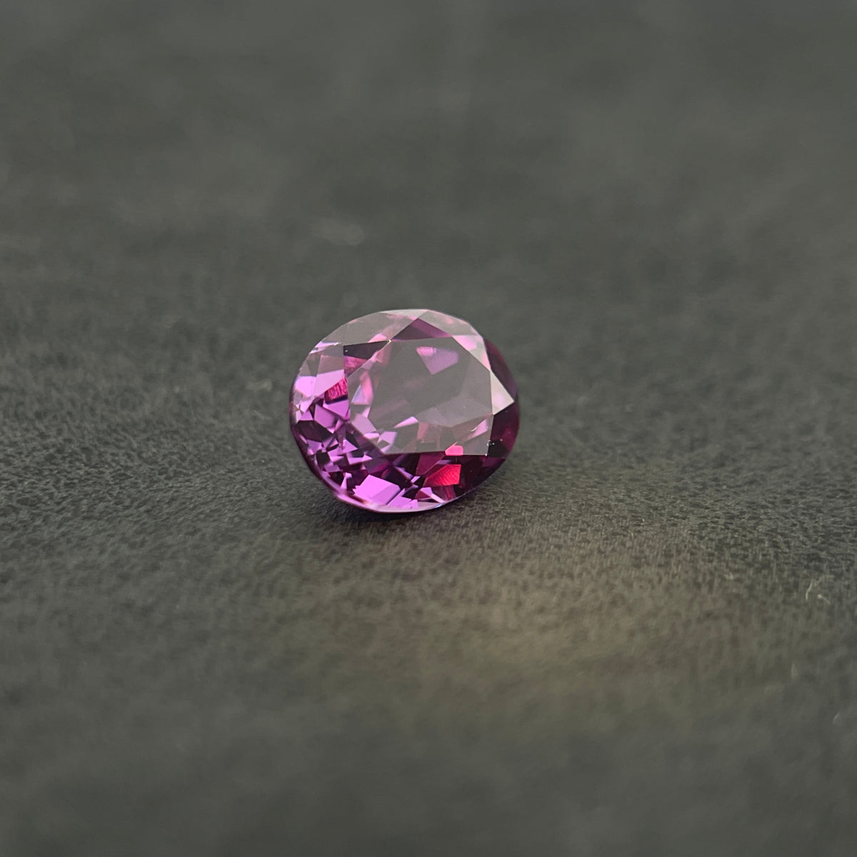 Corindon Alexandrite Bicolore Violet-Vert d'environ 1,65 ct | Taille Ovale | 6 × 8 mm | Vérifié Gemdrop®