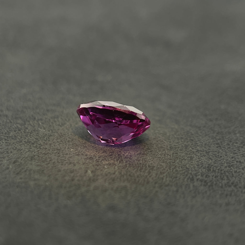 Corindon Alexandrite Bicolore Violet-Vert d'environ 1,65 ct | Taille Ovale | 6 × 8 mm | Vérifié Gemdrop®