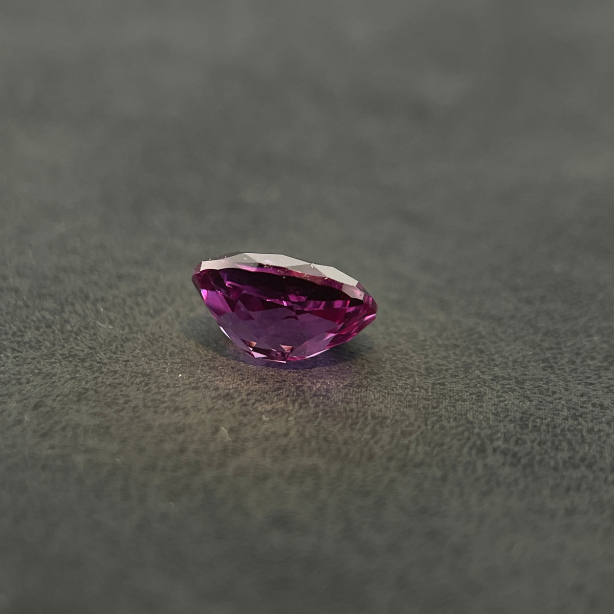 Corindon Alexandrite Bicolore Violet-Vert d'environ 1,65 ct | Taille Ovale | 6 × 8 mm | Vérifié Gemdrop®