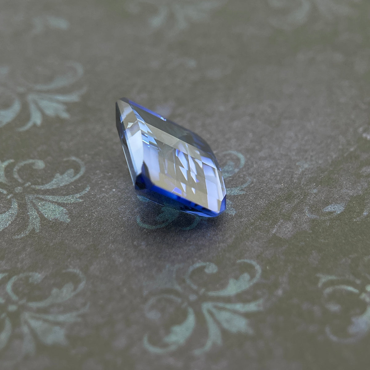 Saphir bleuet ~4ct | Coupe émeraude | 8 × 10 mm | Certifié Gemdrop®