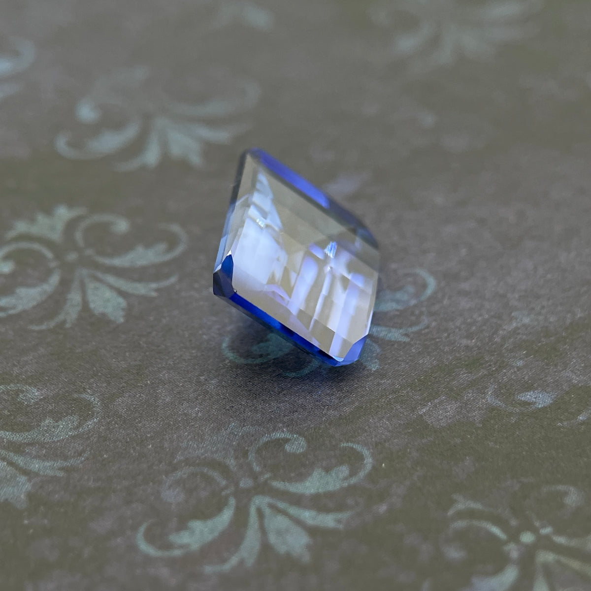 Saphir bleuet ~4ct | Coupe émeraude | 8 × 10 mm | Certifié Gemdrop®