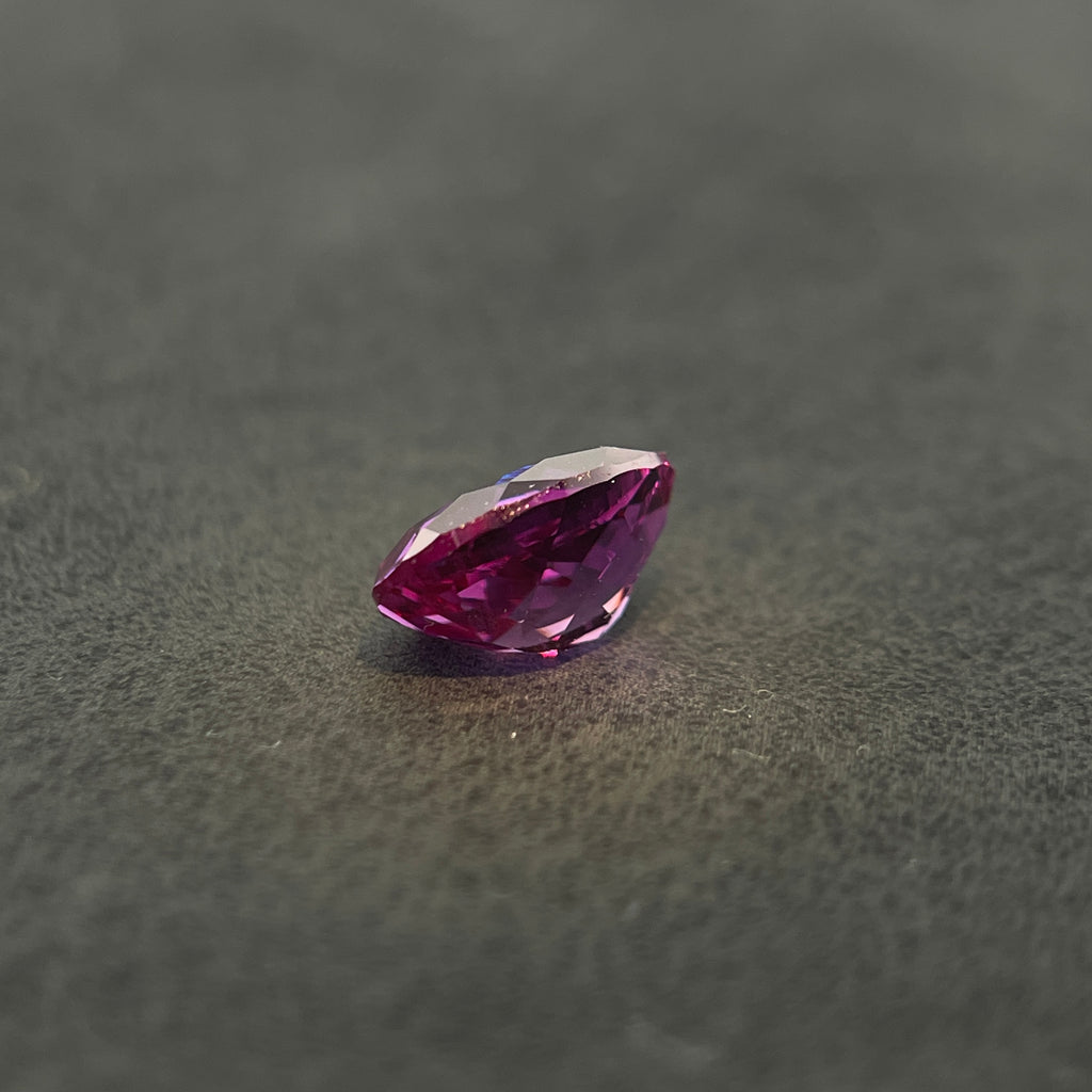 Corindon Alexandrite Bicolore Violet-Vert d'environ 1,65 ct | Taille Ovale | 6 × 8 mm | Vérifié Gemdrop®