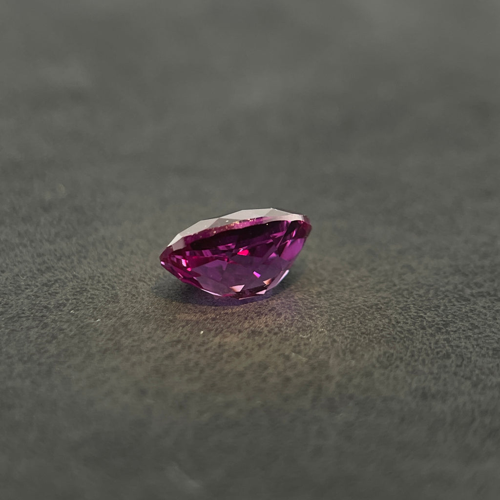 Corindon Alexandrite Bicolore Violet-Vert d'environ 1,65 ct | Taille Ovale | 6 × 8 mm | Vérifié Gemdrop®