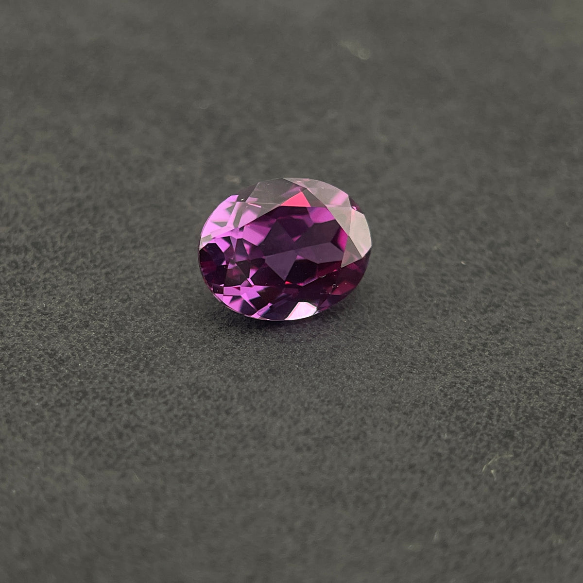 Corindon Alexandrite Bicolore Violet-Vert d'environ 1,65 ct | Taille Ovale | 6 × 8 mm | Vérifié Gemdrop®