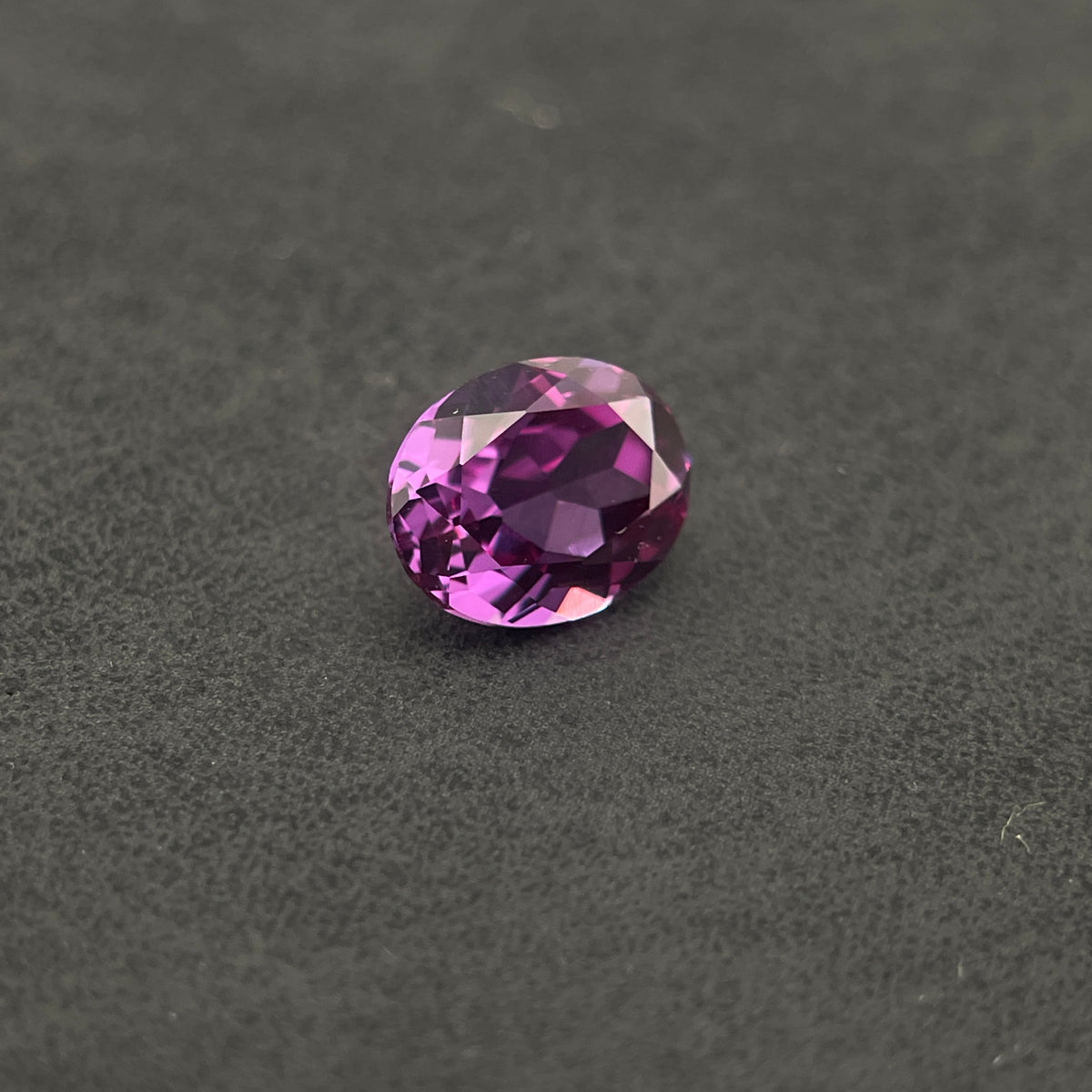 Corindon Alexandrite Bicolore Violet-Vert d'environ 1,65 ct | Taille Ovale | 6 × 8 mm | Vérifié Gemdrop®