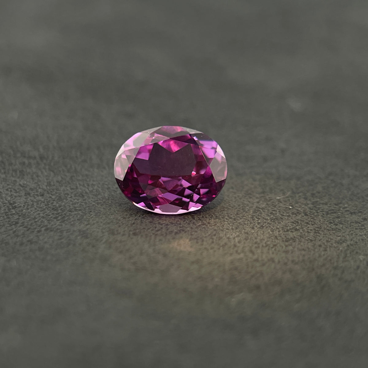 Corindon Alexandrite Bicolore Violet-Vert d'environ 1,65 ct | Taille Ovale | 6 × 8 mm | Vérifié Gemdrop®